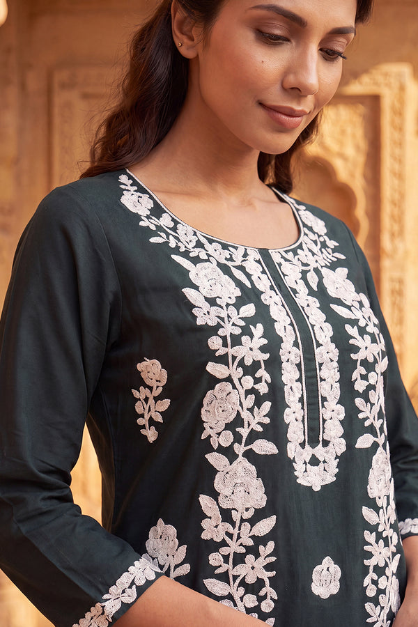 Green Viscose Rayon Solid Embroidered Regular Kurta VCK9805