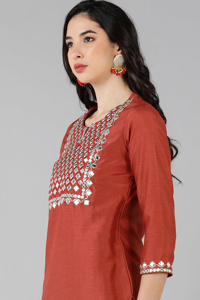  Women Coral Embroidered Kurta With Trousers 