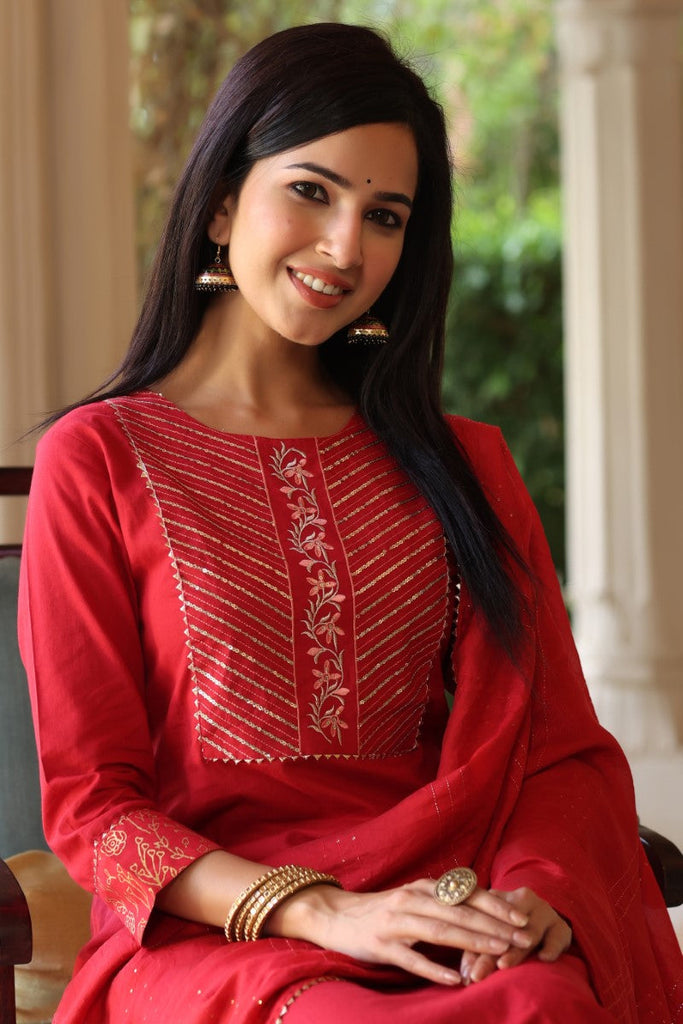  Women Red Printed Embroidered Kurti Trousers With Dupatta